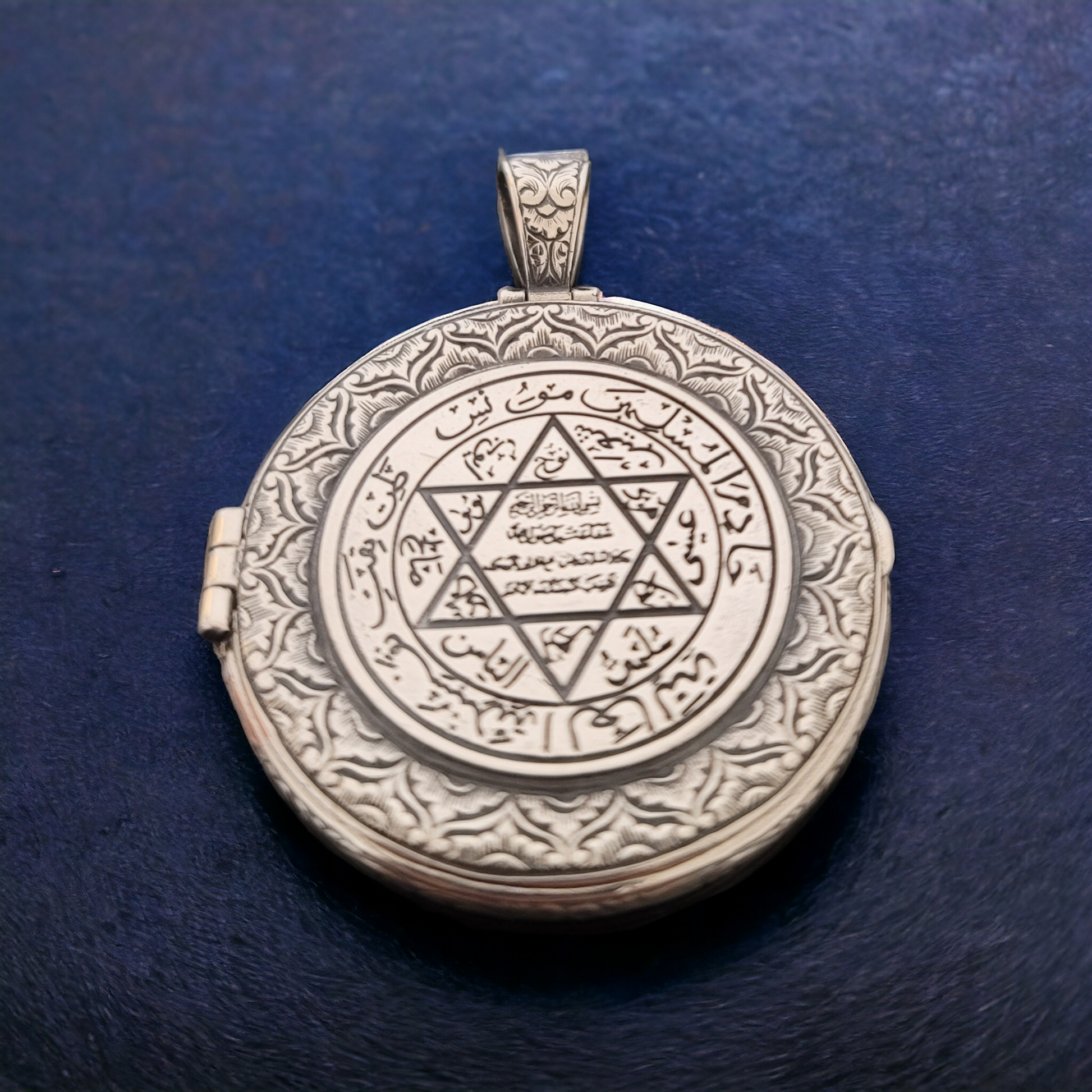 Necklace of four Seals